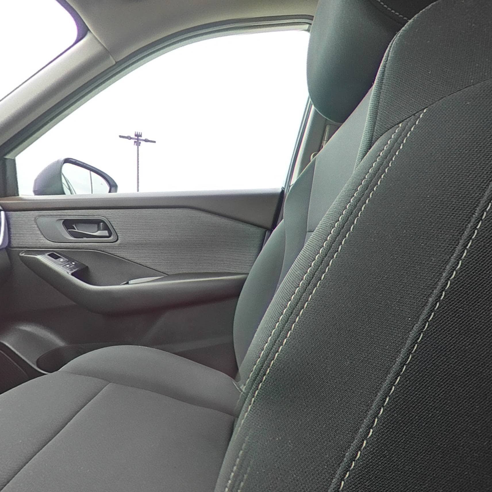 Used 2023 Nissan Rogue S AWD/4WD image 30