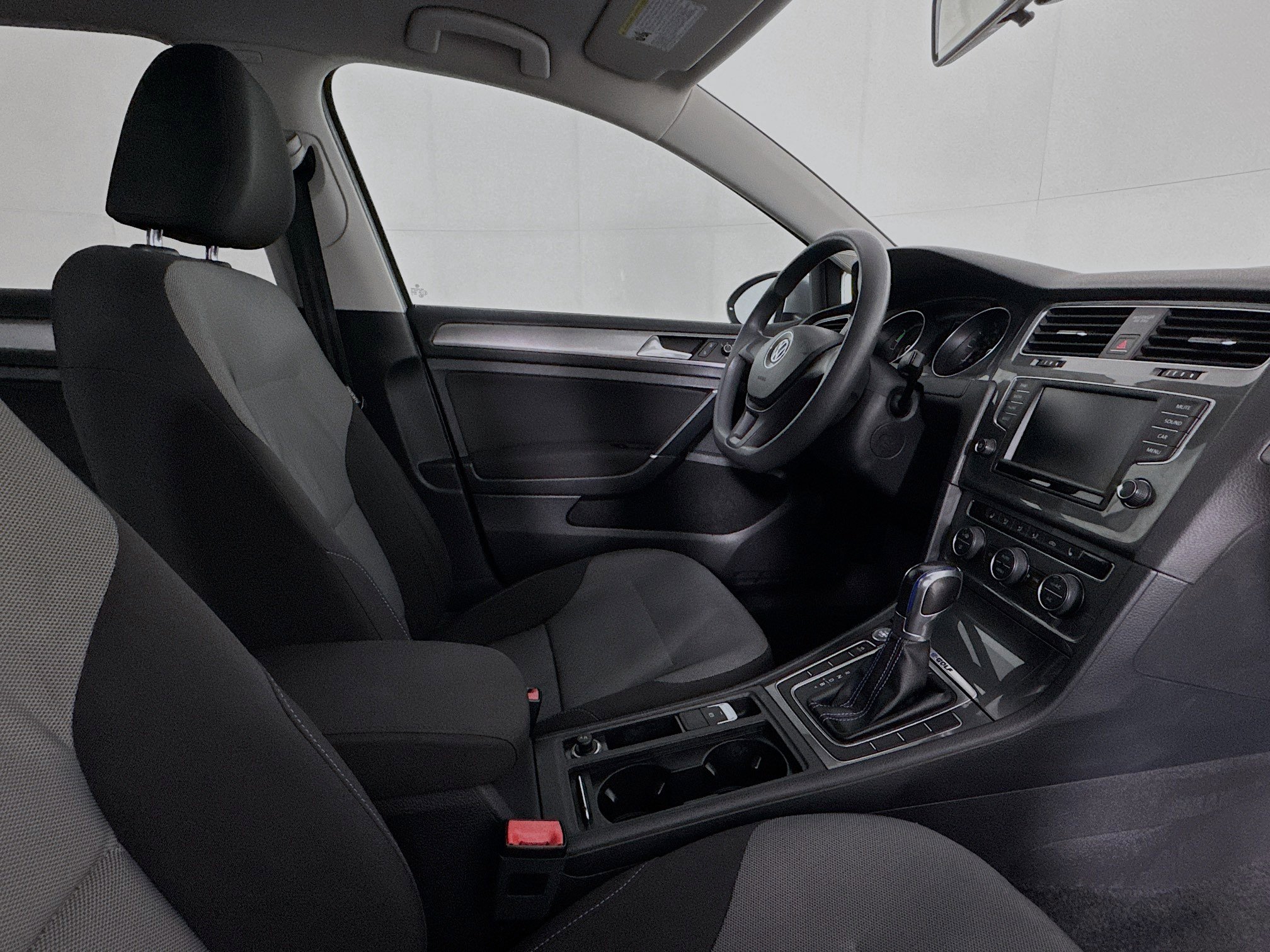 Used 2016 Volkswagen e-Golf SE w/ DC Fast Charging Package image 26