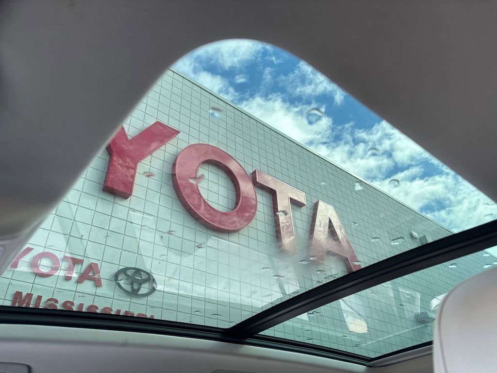 Used 2021 Volkswagen Tiguan SE w/ Panoramic Sunroof Package image 15