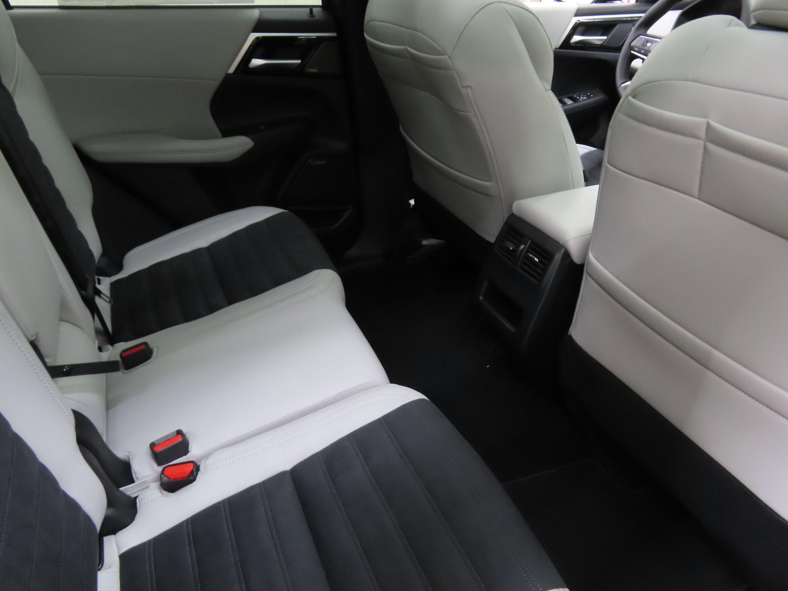 New 2025 Mitsubishi Outlander SE image 24