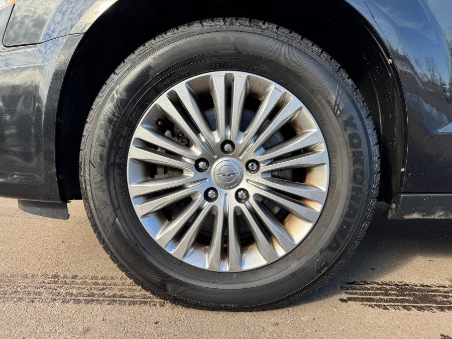 Used 2014 Chrysler Town & Country Touring-L w/ Driver Convenience Group image 13