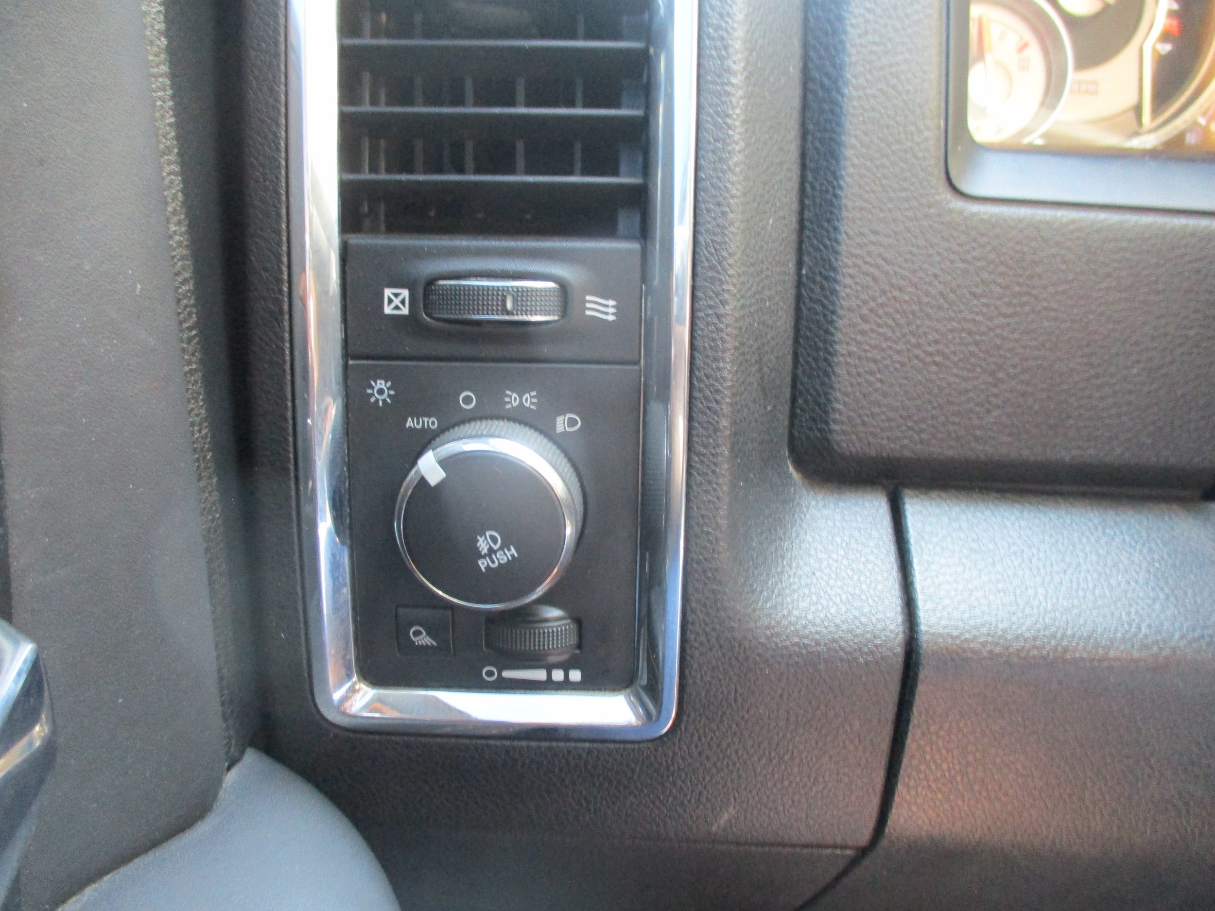 Used 2014 RAM 1500 Laramie Longhorn RWD image 17