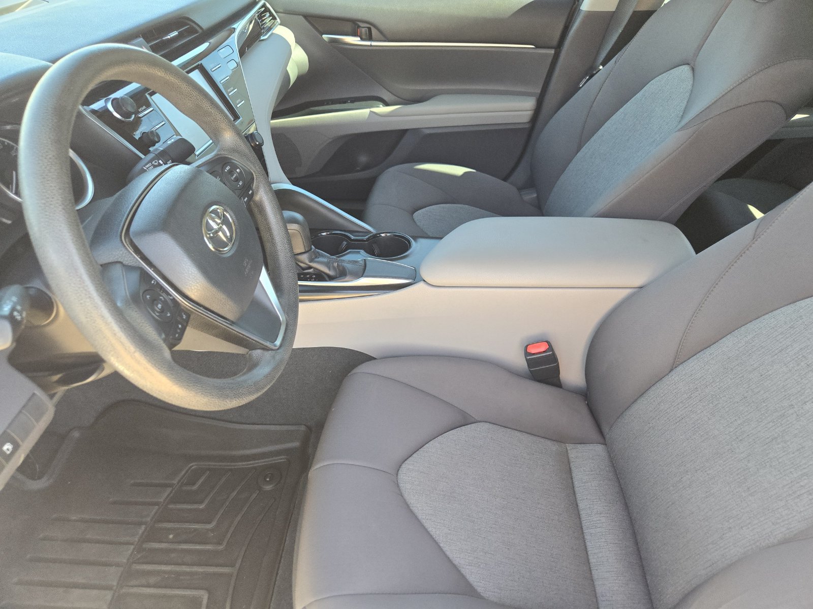 Used 2018 Toyota Camry LE FWD image 16