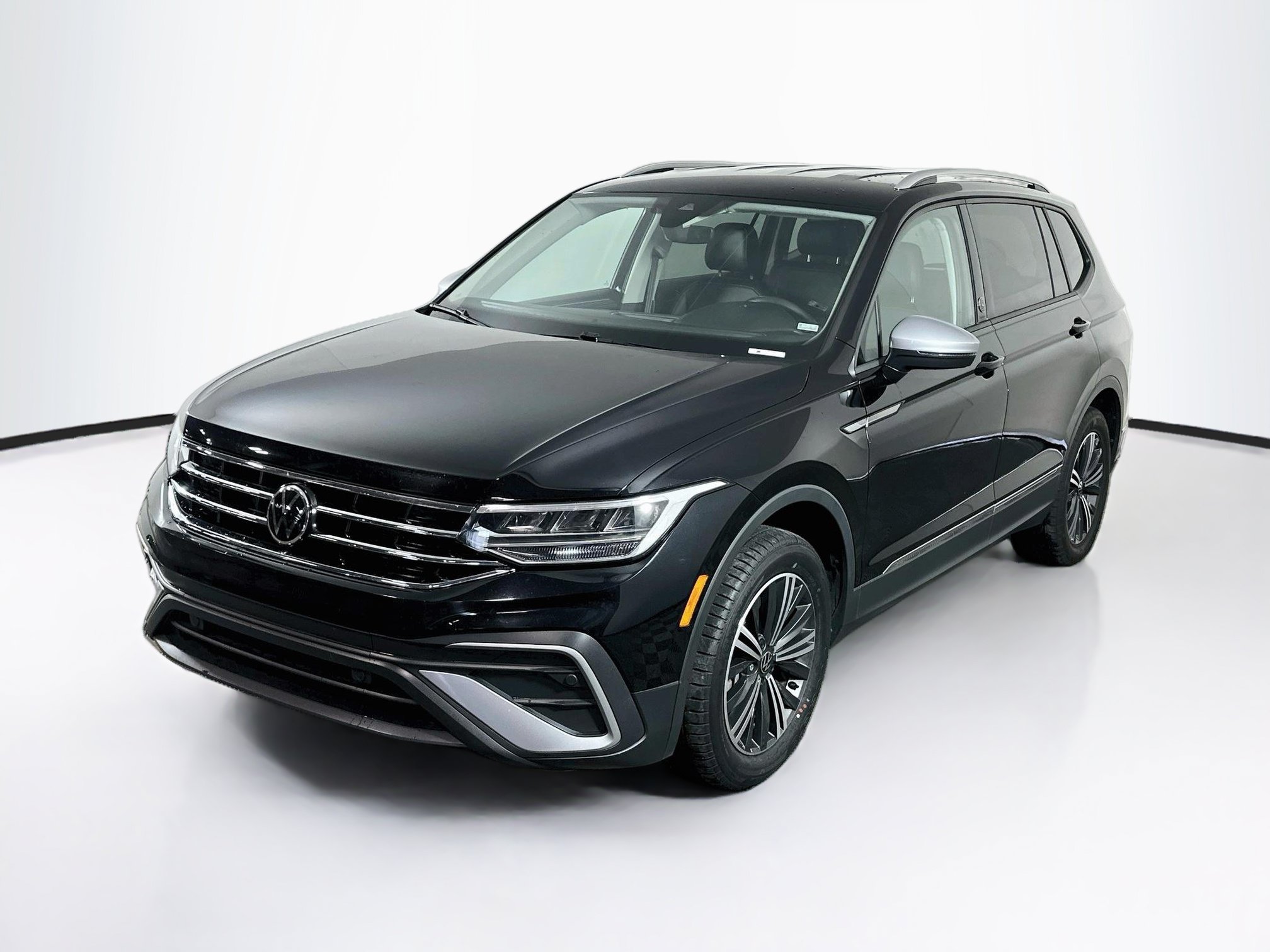 Used 2024 Volkswagen Tiguan Wolfsburg Edition FWD image 3