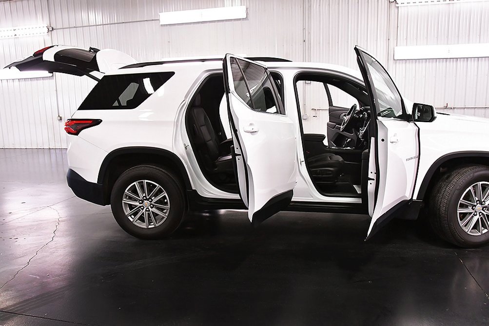 Used 2023 Chevrolet Traverse LT w/ Rear Camera Mirror Package image 32