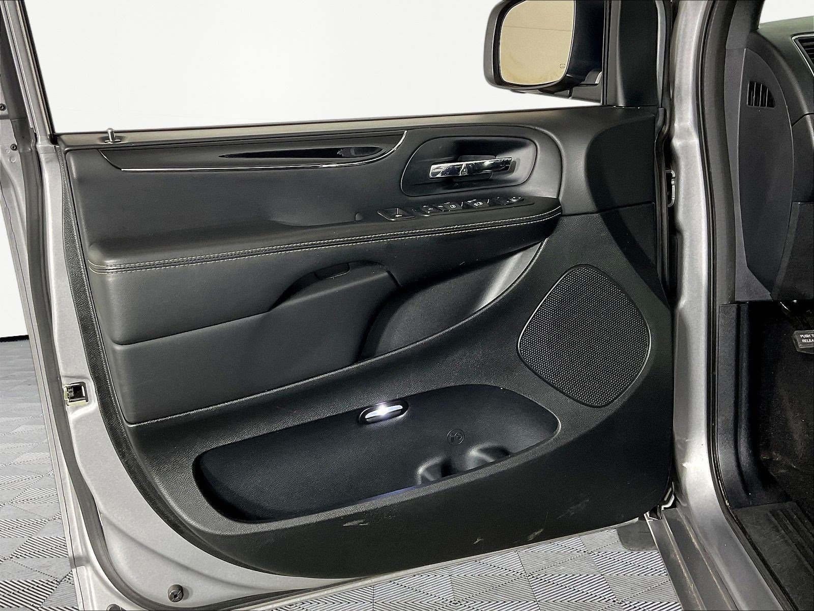 Used 2014 Chrysler Town & Country S FWD image 20