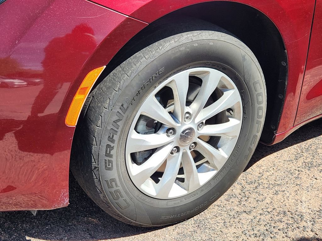 Used 2017 Chrysler Pacifica Touring w/ Tire & Wheel Group FWD image 14