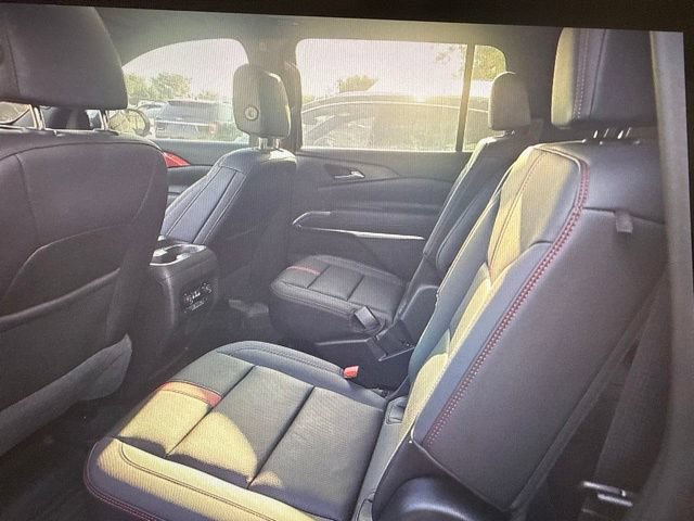 Used 2024 Chevrolet Traverse RS FWD image 12