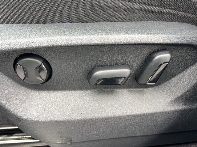 Used 2025 Volkswagen Atlas Cross Sport SE image 28