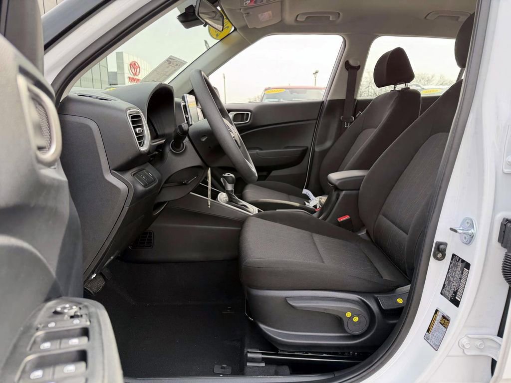Certified 2025 Hyundai Venue SE image 7