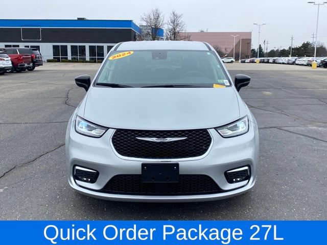 Used 2024 Chrysler Pacifica Touring-L FWD image 2