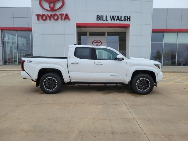Used 2025 Toyota Tacoma TRD Sport w/ TRD Sport Premium Package image 4
