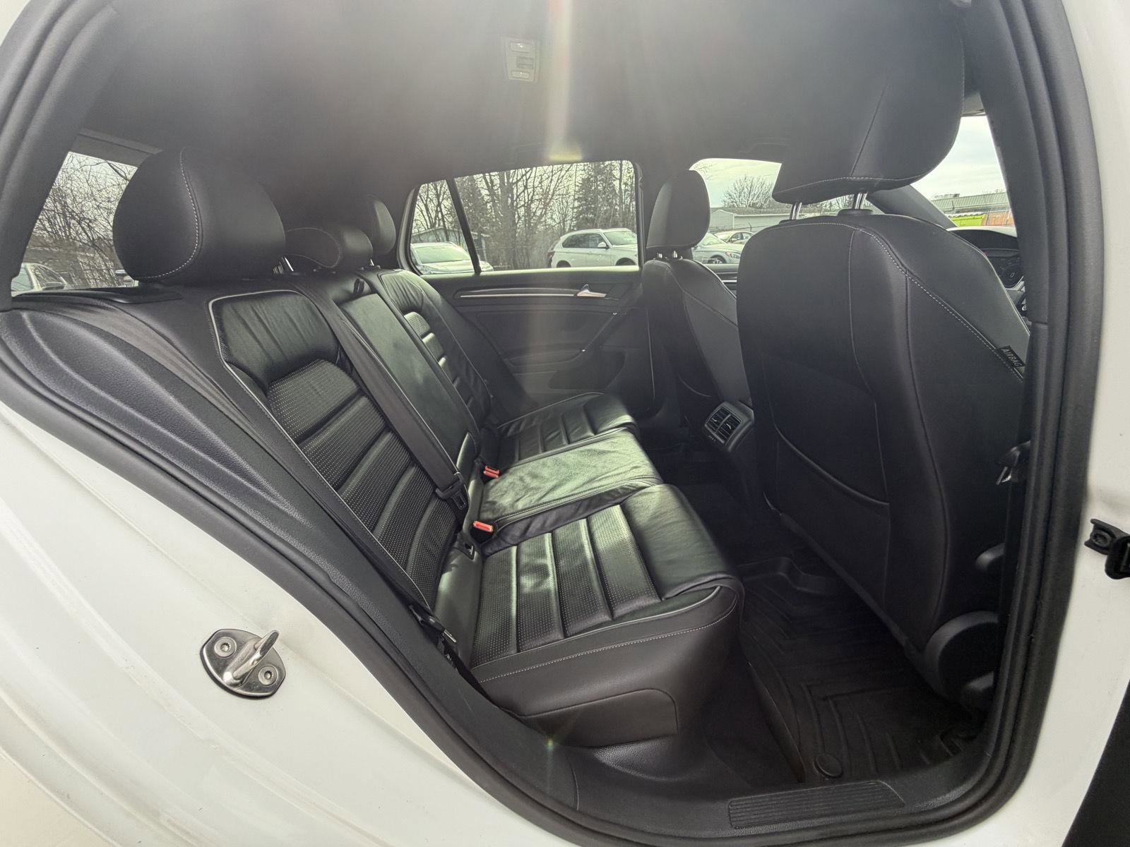 Used 2018 Volkswagen Golf R 4-Door image 29