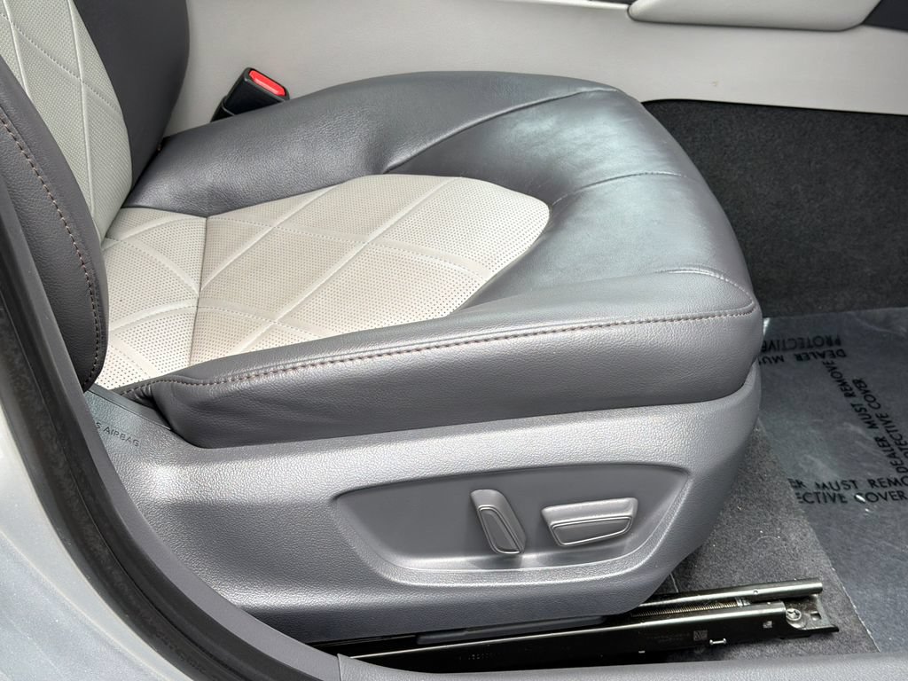 Used 2018 Toyota Camry XLE FWD image 11