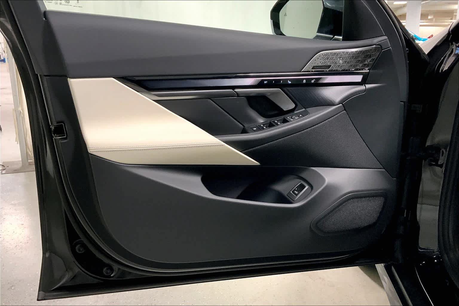 Used 2024 BMW i5 eDrive40i w/ Premium Package RWD image 10
