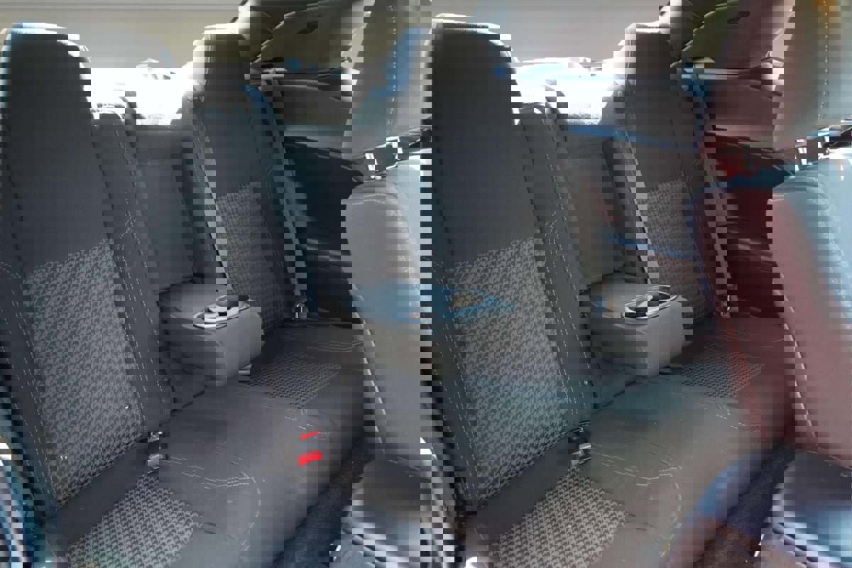 Used 2015 Dodge Challenger SXT RWD image 17