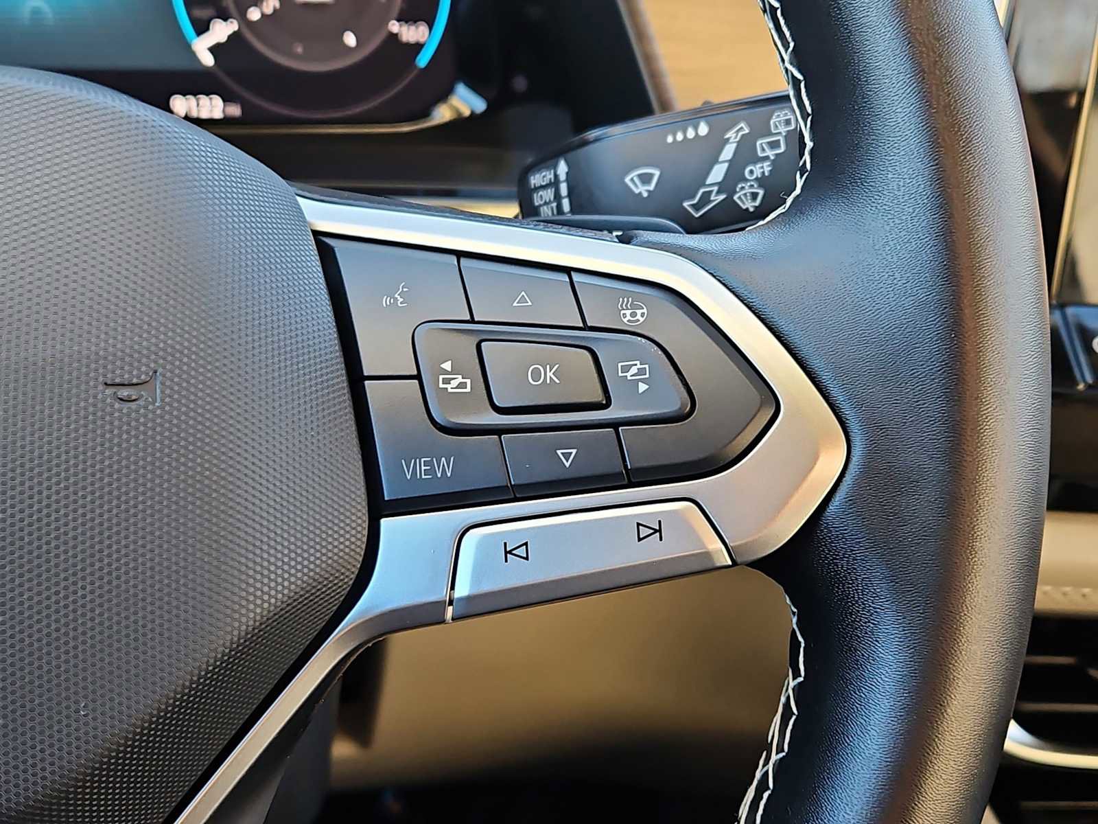 Certified 2025 Volkswagen Atlas SE image 27