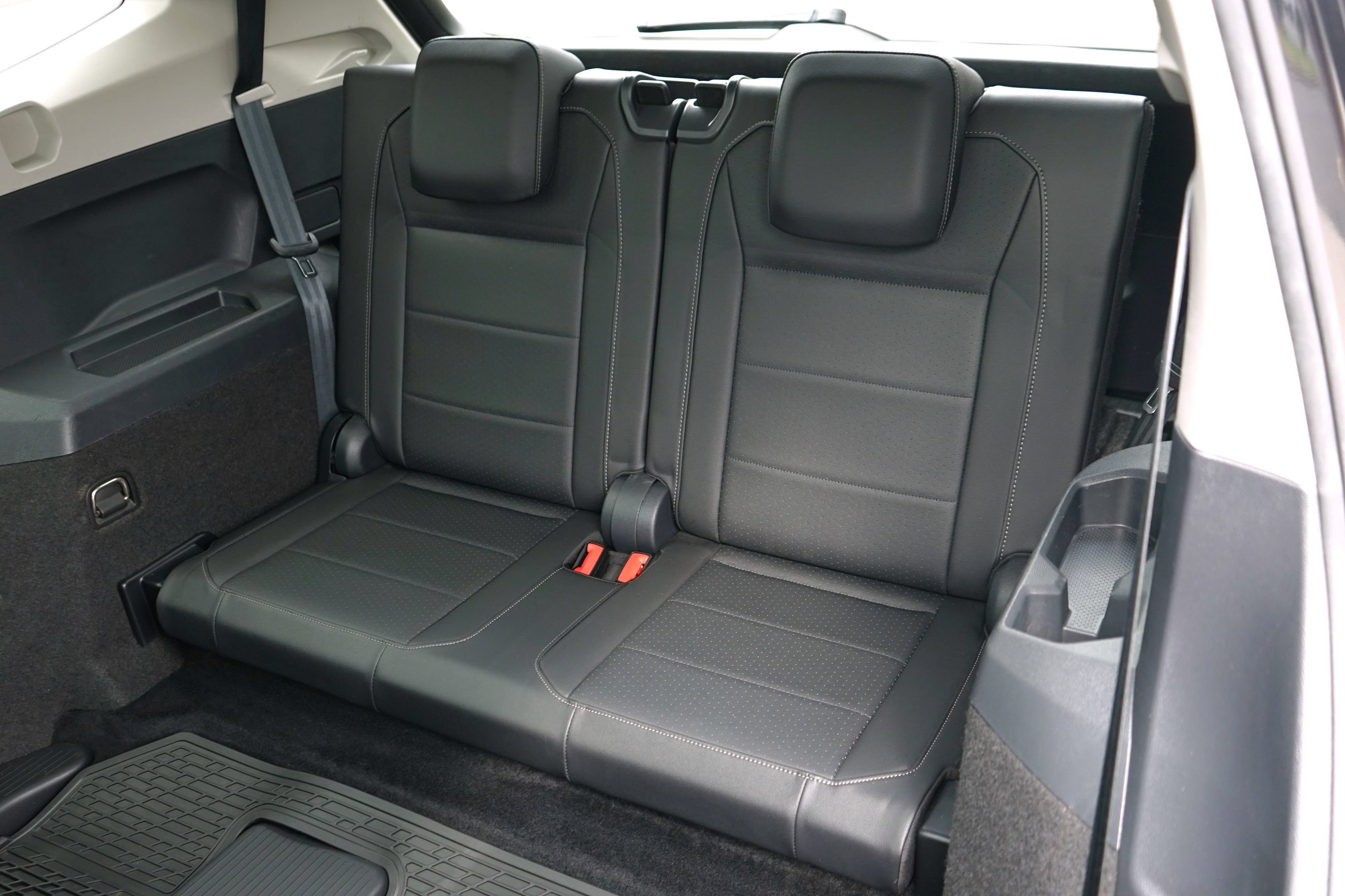 Used 2020 Volkswagen Tiguan SEL w/ 3rd Row Seat Package AWD/4WD image 34