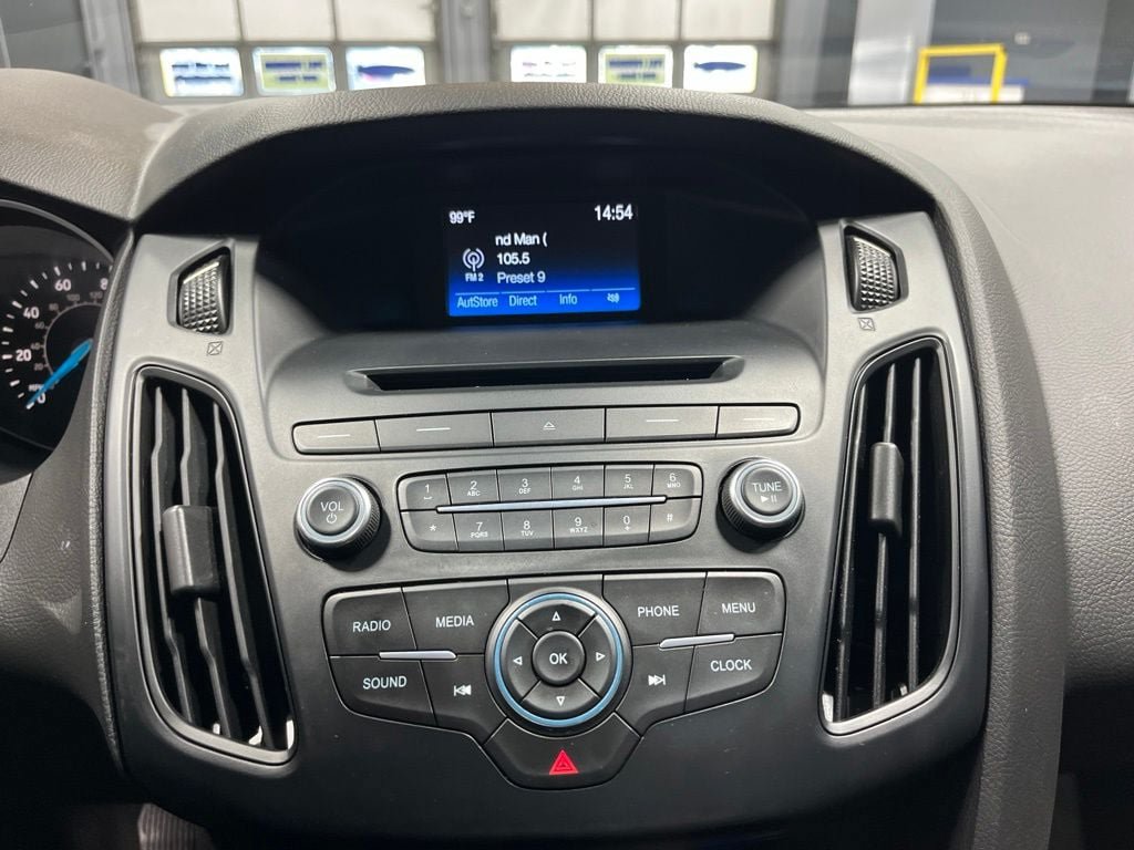 Used 2015 Ford Focus SE w/ SE Cold Weather Package FWD image 25