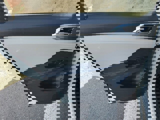 Certified 2025 Volkswagen Taos SE w/ Panoramic Sunroof Package image 9