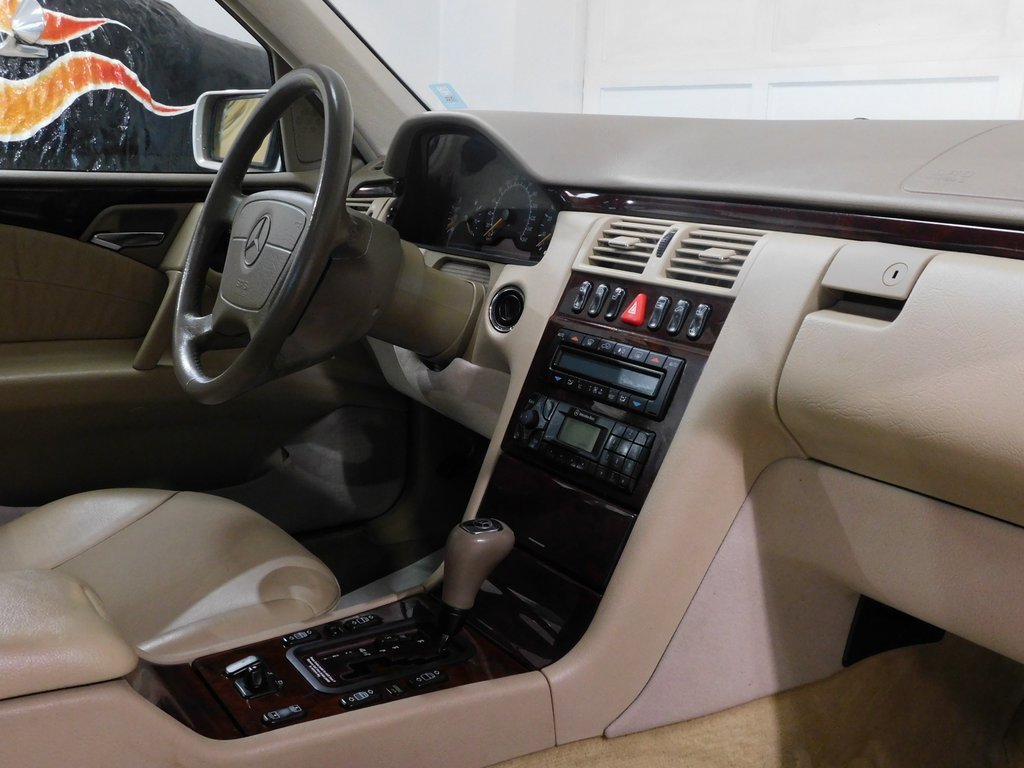 Used 1999 Mercedes-Benz E 320 4MATIC Sedan image 54