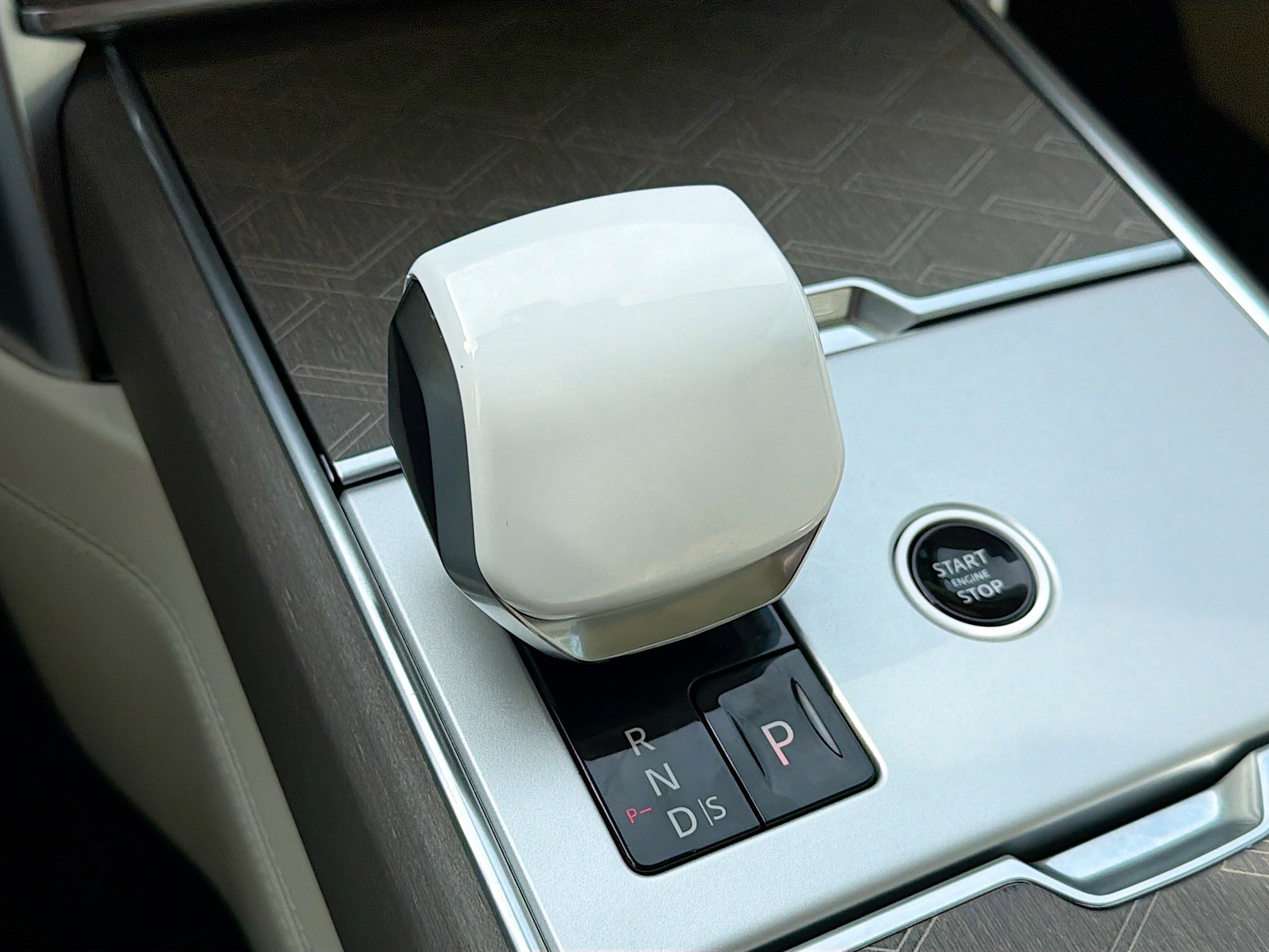 Used 2025 Land Rover Range Rover SV image 30