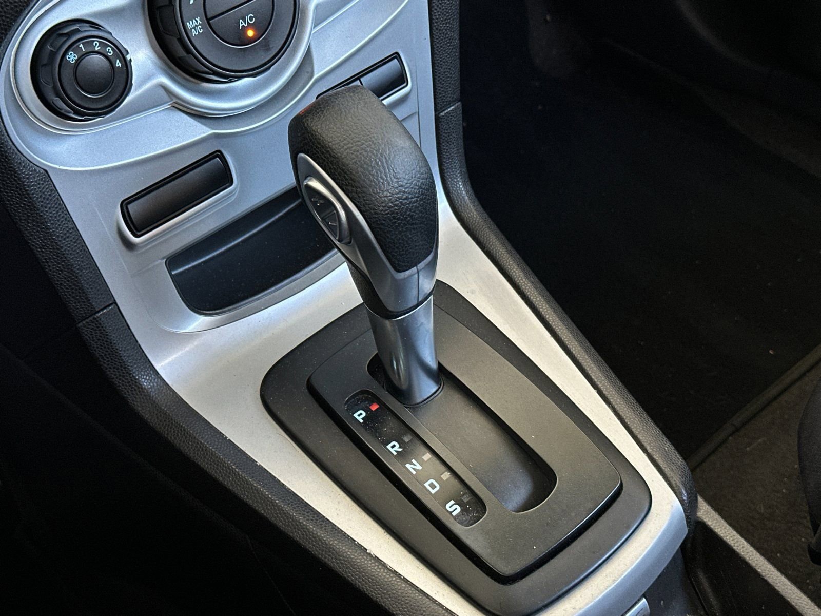 Used 2015 Ford Fiesta SE image 18