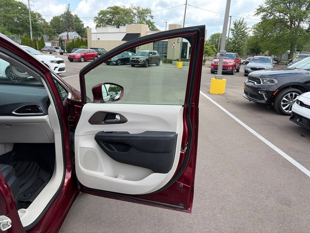 Used 2018 Chrysler Pacifica Touring-L Plus FWD image 17