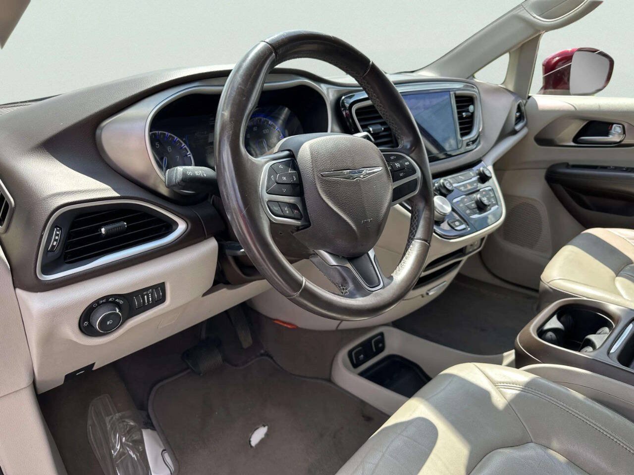Used 2017 Chrysler Pacifica Touring-L FWD image 13