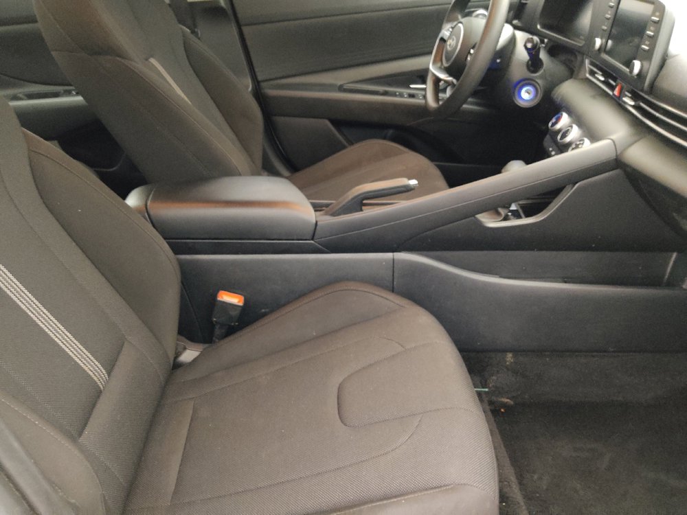 Used 2025 Hyundai Elantra SE image 21