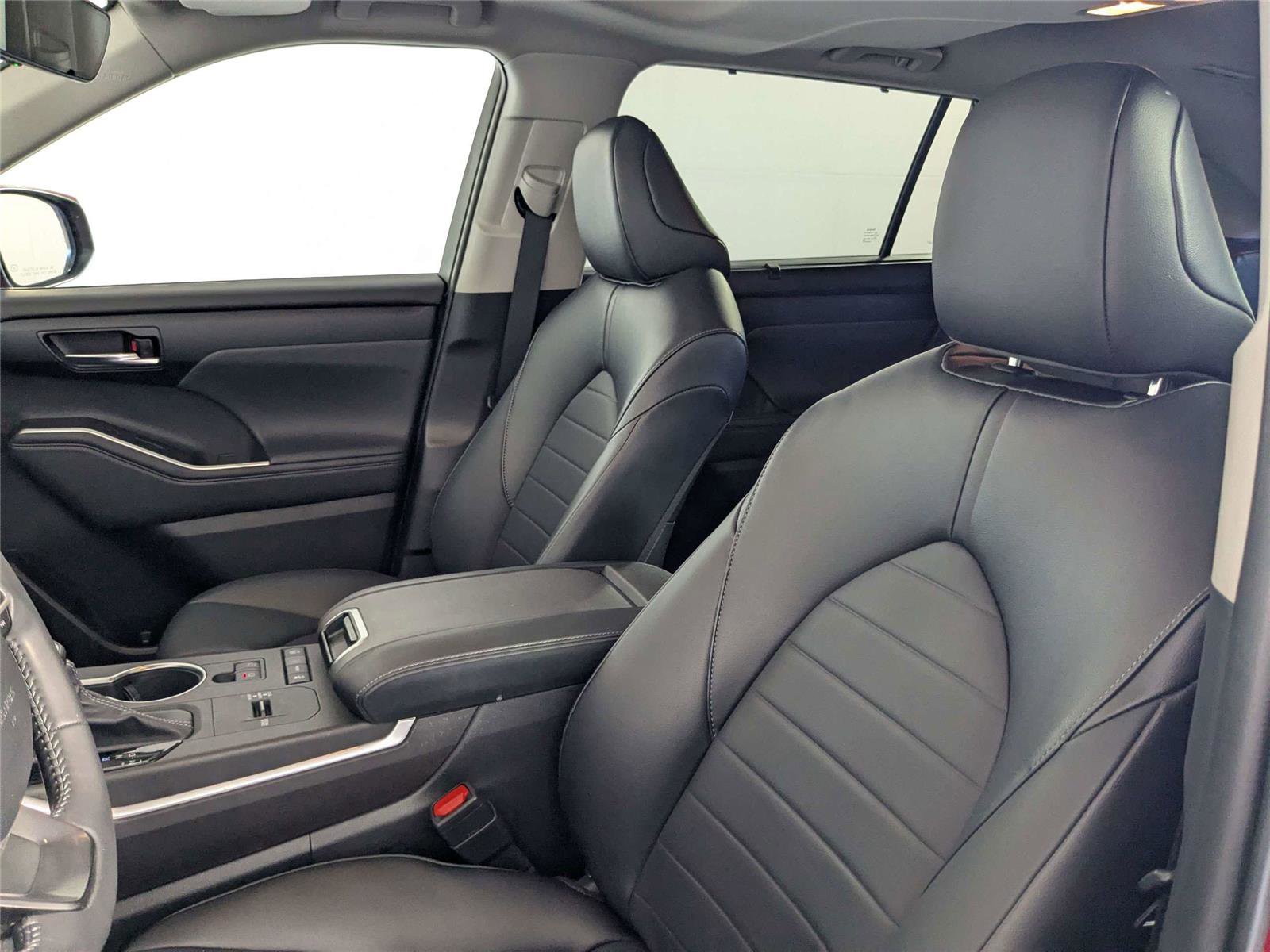 Used 2022 Toyota Highlander XLE image 14