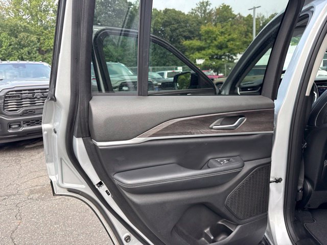 Used 2024 Jeep Grand Cherokee Limited AWD/4WD image 36