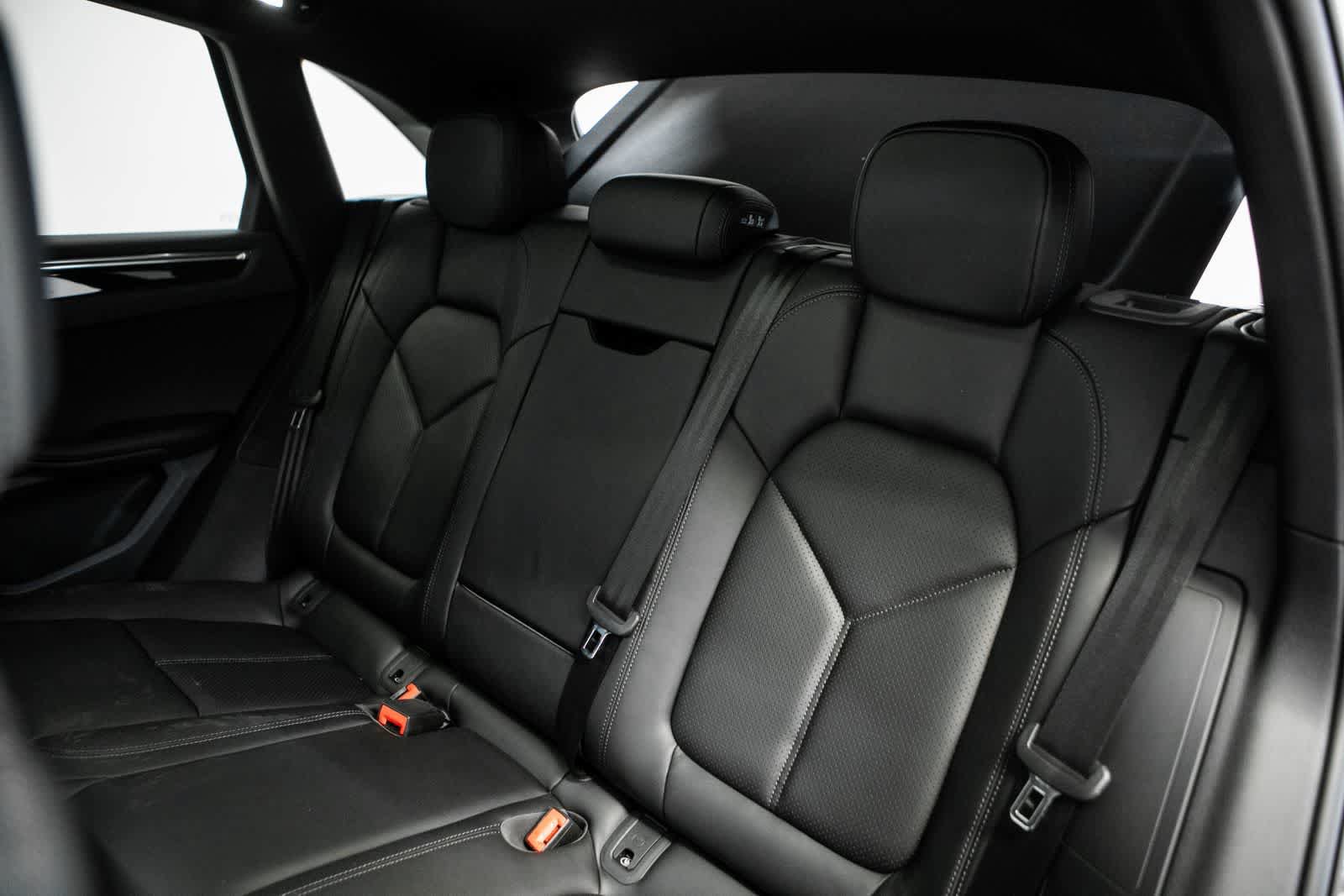 Certified 2025 Porsche Macan AWD/4WD image 32