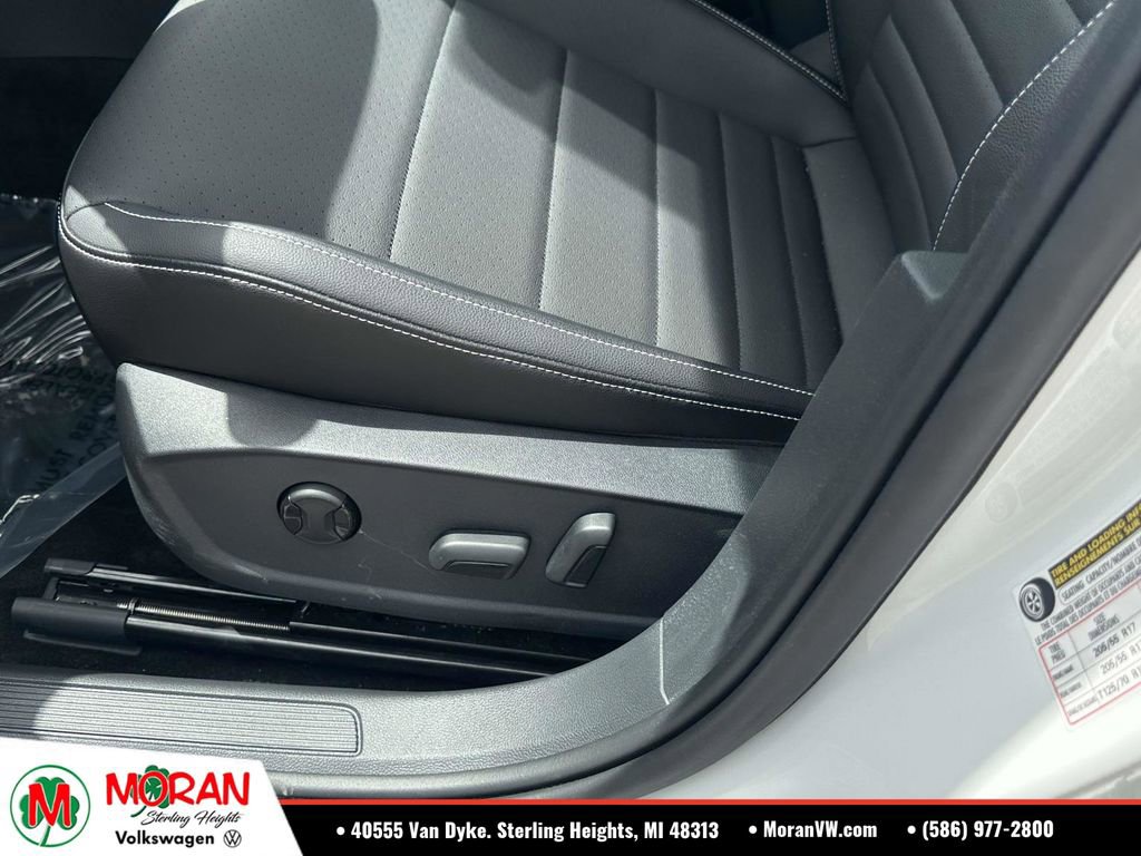 Certified 2023 Volkswagen Jetta SE w/ Panoramic Sunroof Package FWD image 19