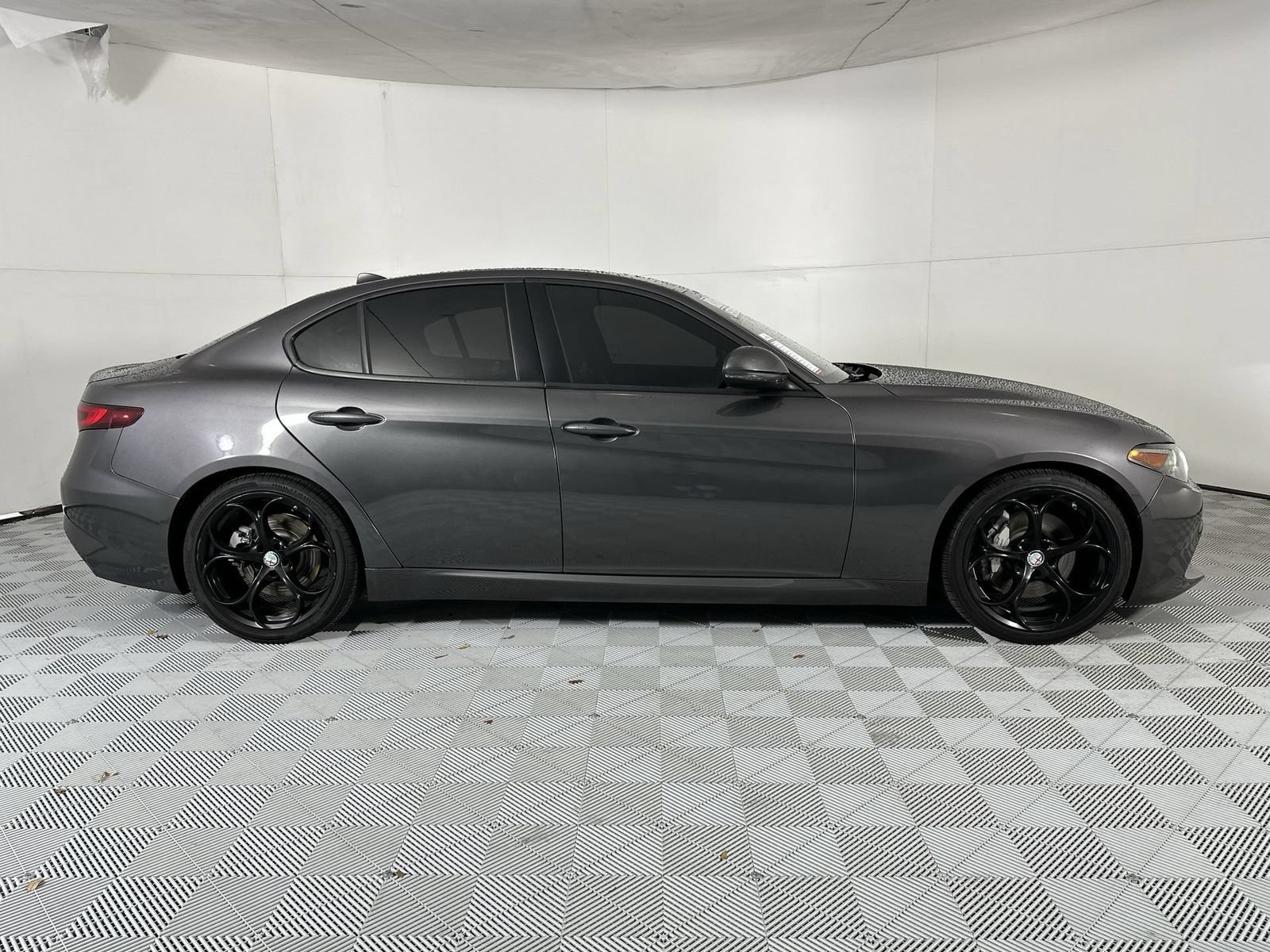 Used 2023 Alfa Romeo Giulia Sprint RWD image 9