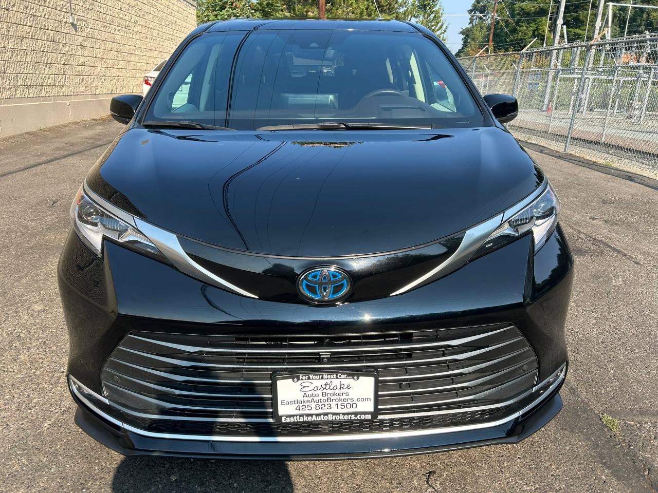 Used 2023 Toyota Sienna Platinum AWD/4WD image 2