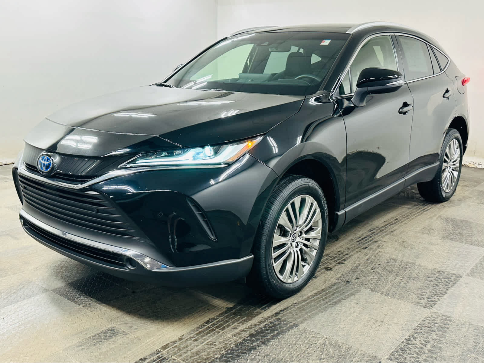 Certified 2022 Toyota Venza XLE AWD/4WD image 3