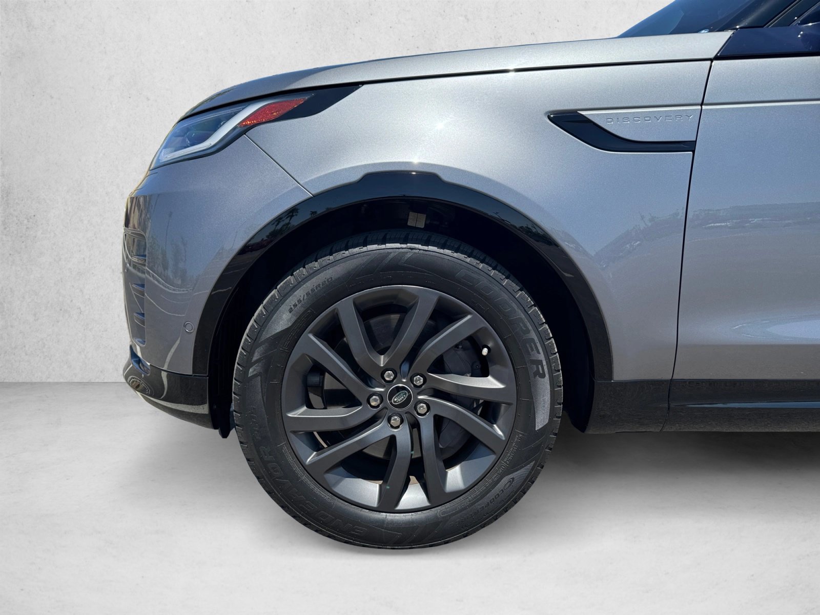 Used 2023 Land Rover Discovery HSE R-Dynamic AWD/4WD image 9