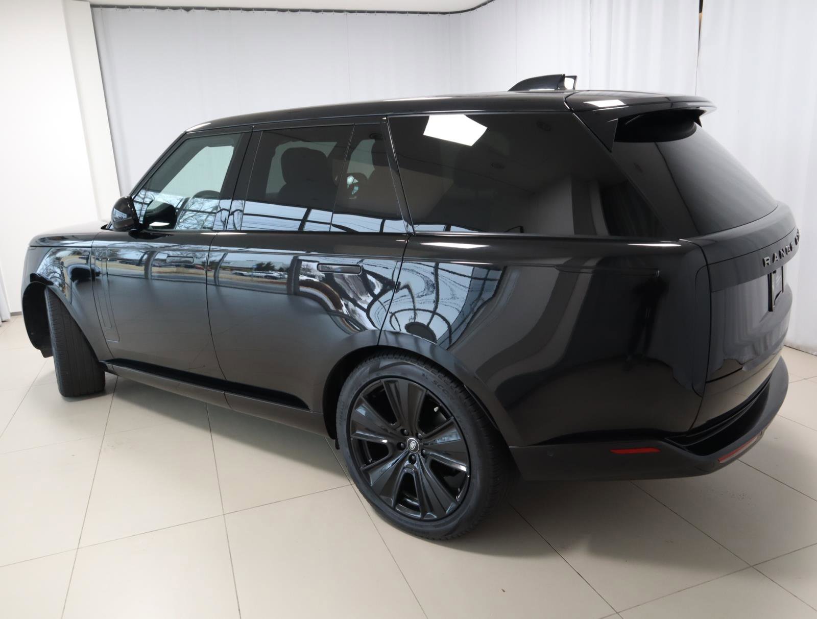 Used 2024 Land Rover Range Rover SE image 3