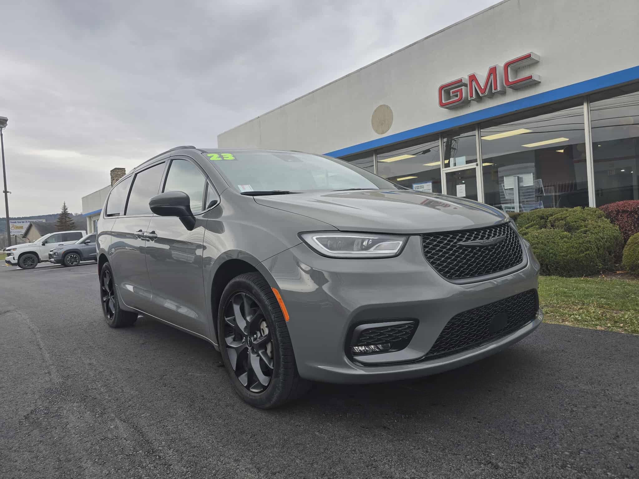 Used 2023 Chrysler Pacifica Touring-L w/ Uconnect Theater Family Group