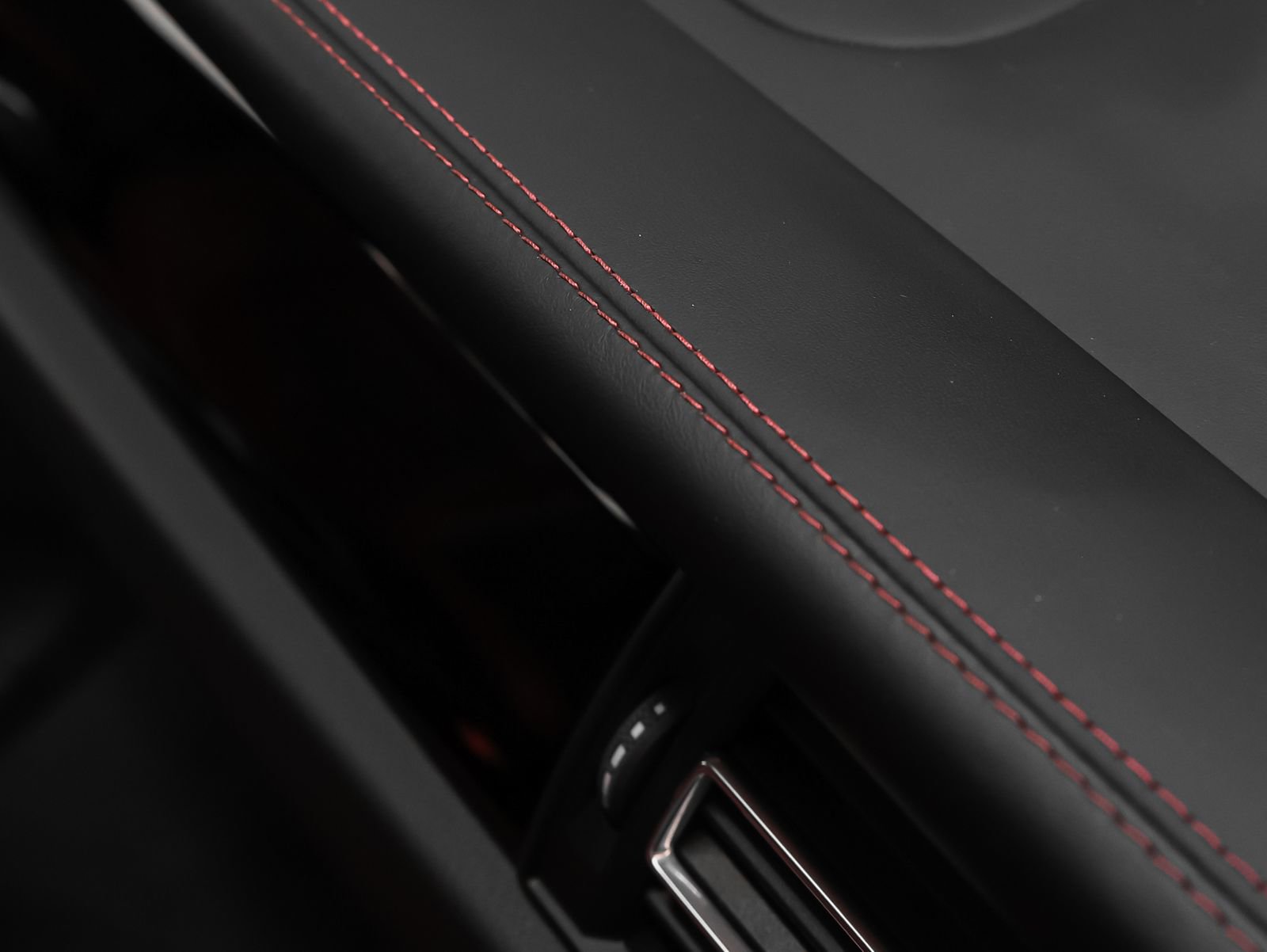 Certified 2022 Porsche Macan S image 28