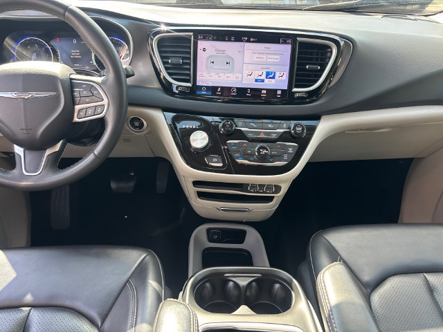 Used 2023 Chrysler Pacifica Touring-L FWD image 11