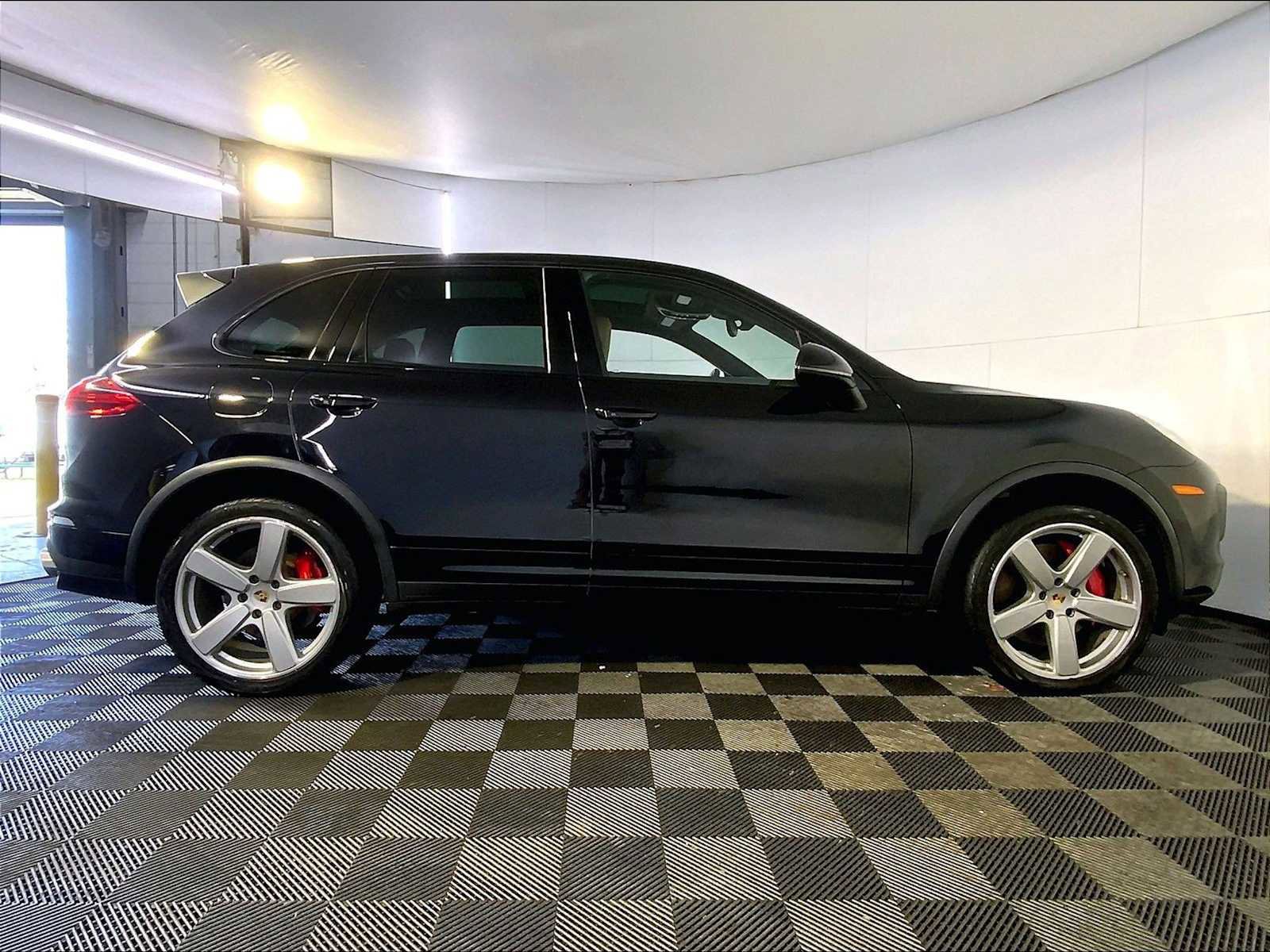 Used 2015 Porsche Cayenne Turbo AWD/4WD image 8
