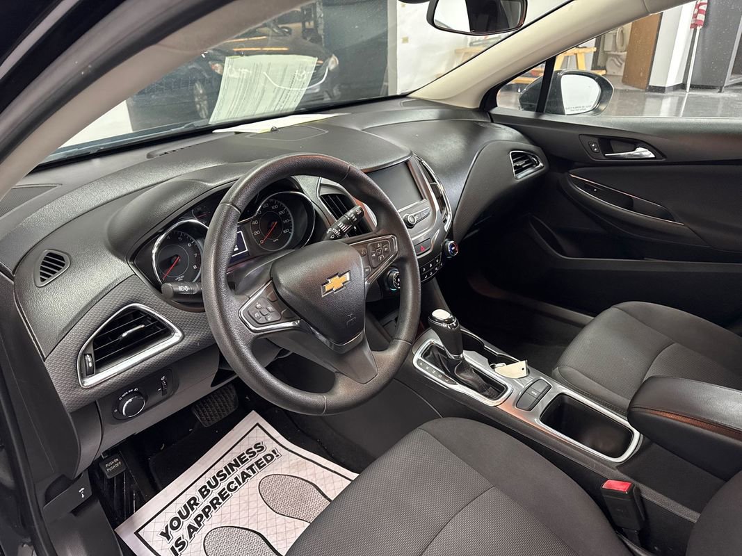 Used 2018 Chevrolet Cruze LT w/ Convenience Package FWD image 8