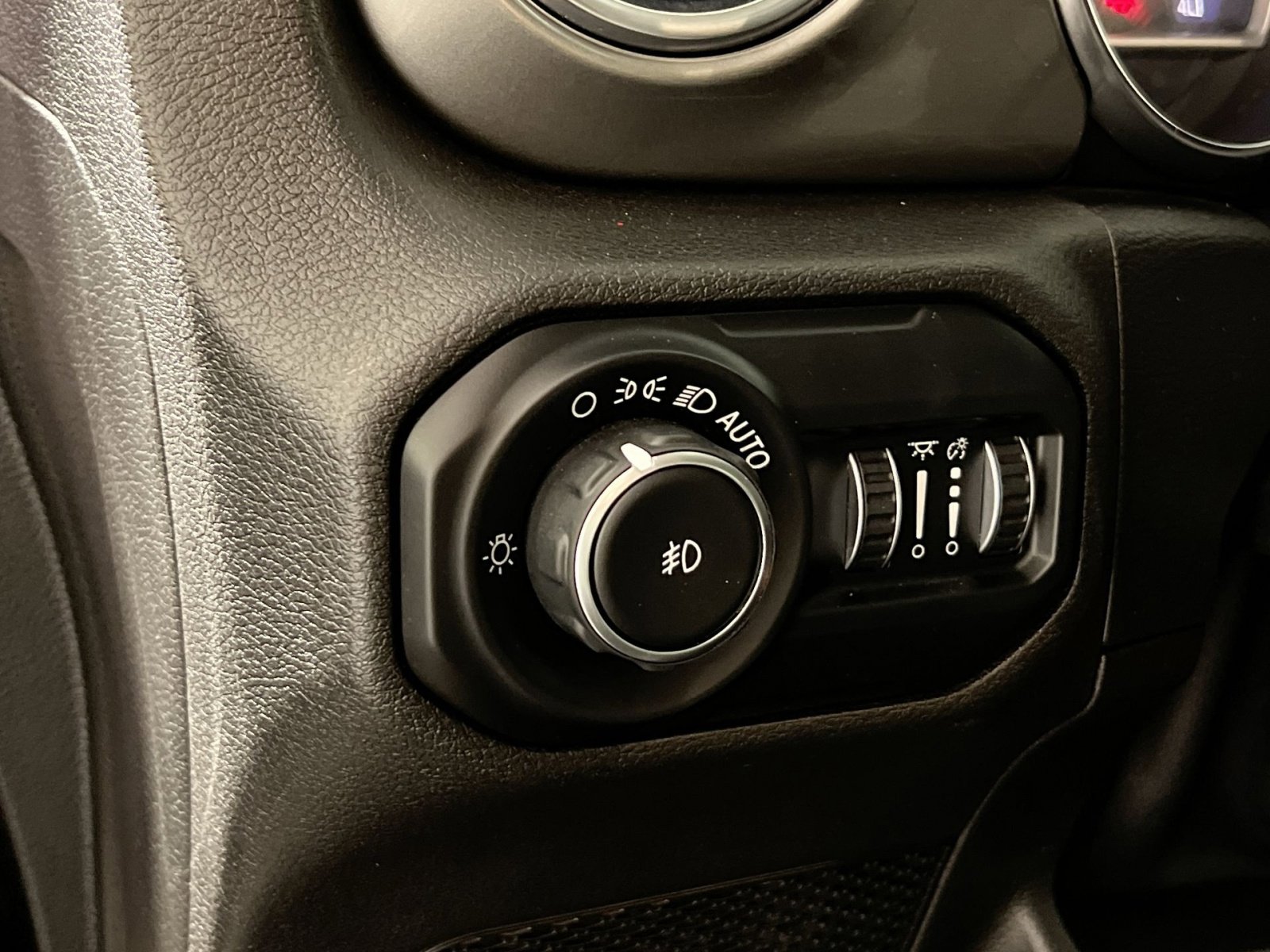 Used 2019 Jeep Wrangler Unlimited Sahara image 30