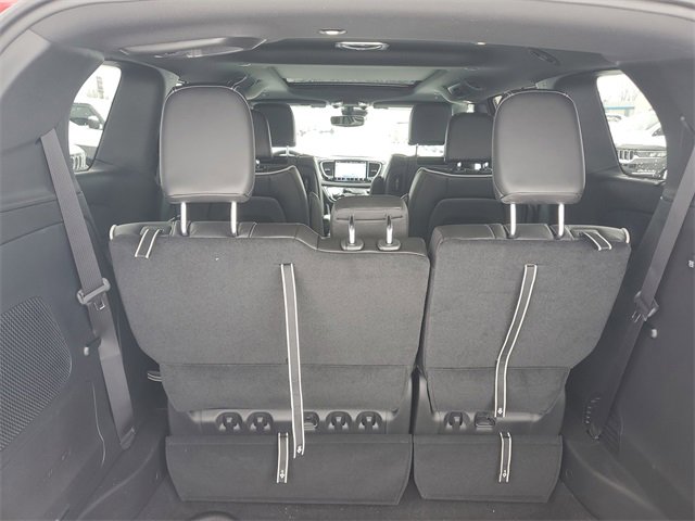 New 2026 Chrysler Pacifica Limited w/ Uconnect Theater Family Group image 8
