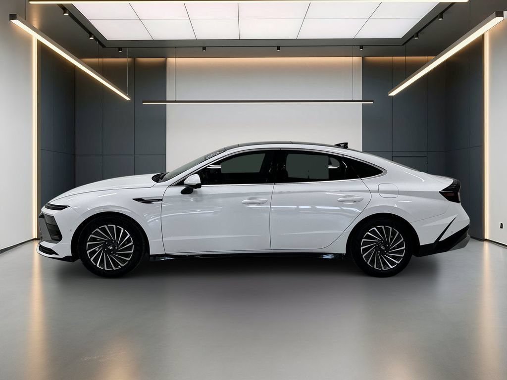 Certified 2025 Hyundai Sonata Limited FWD image 2