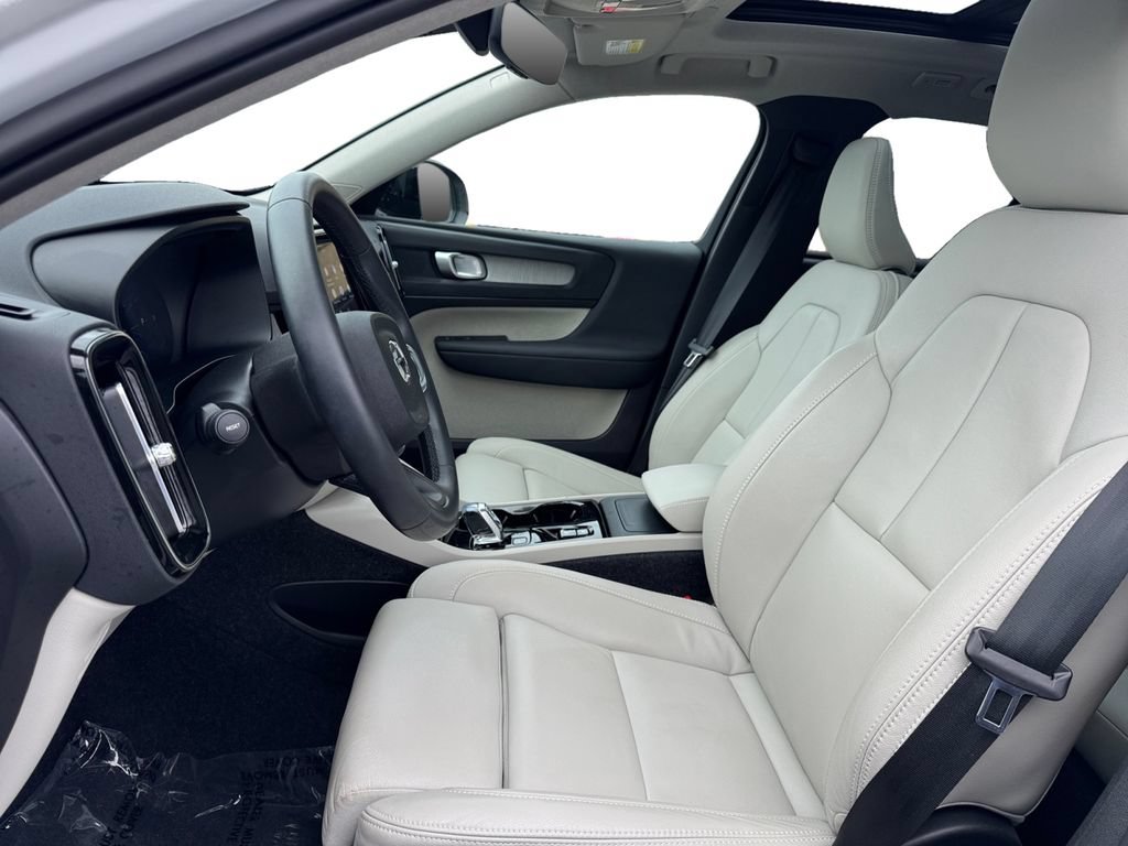 Used 2025 Volvo XC40 B5 Plus AWD/4WD image 13