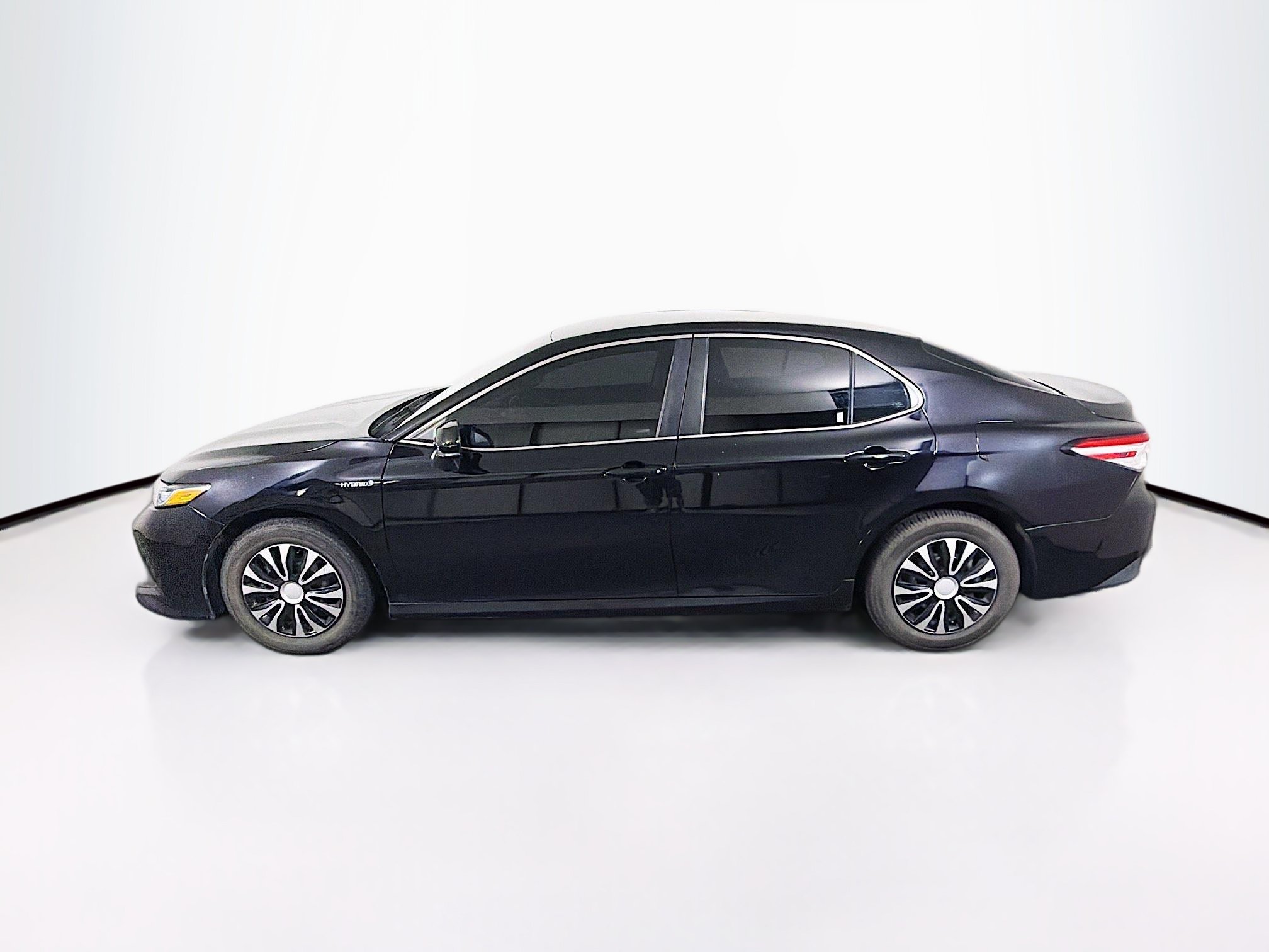 Used 2018 Toyota Camry LE FWD image 4
