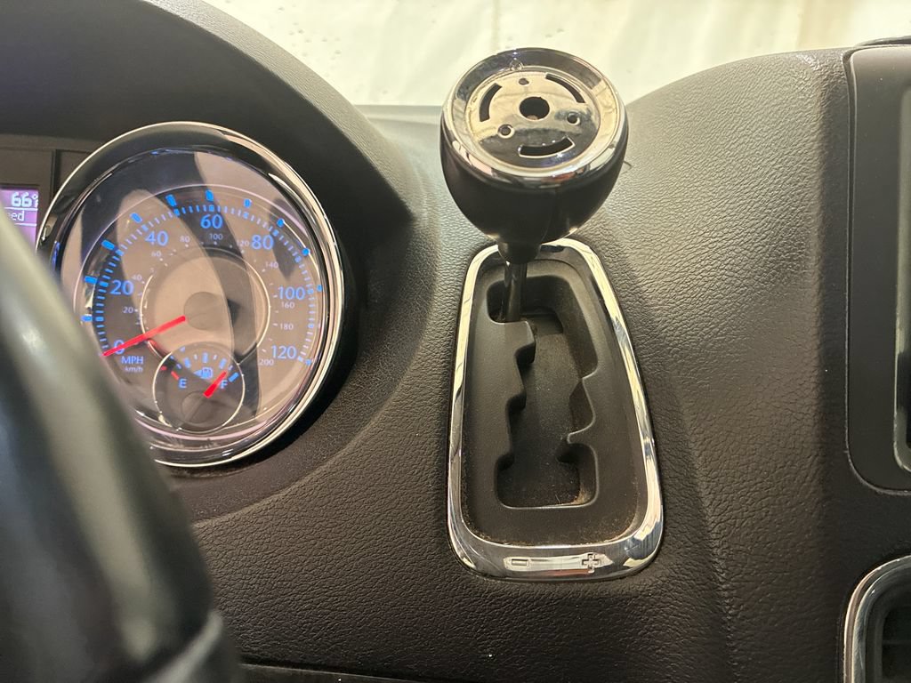 Used 2014 Chrysler Town & Country Touring FWD image 17